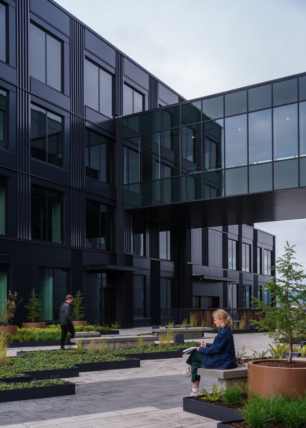 Courtyard and skybridge. Photo: DLR Group